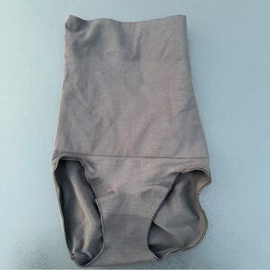 Love your ASSETS by SPANX Women's Remarkable Results High-Waist Control Brief M